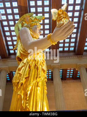 Réplique grandeur nature d'Athena Parthenos holding statue statue de la déesse à l'intérieur de Nike au parc Centennial Parthenon Nashville Tennessee USA. Banque D'Images