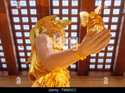 Réplique grandeur nature d'Athena Parthenos holding statue statue de la déesse à l'intérieur de Nike au parc Centennial Parthenon Nashville Tennessee USA. Banque D'Images