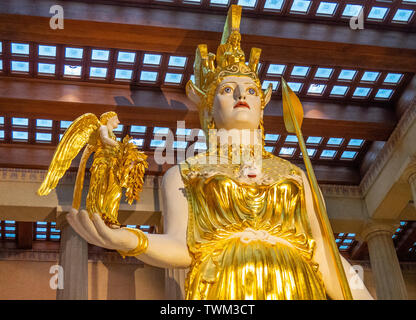 Réplique grandeur nature d'Athena Parthenos holding statue statue de la déesse à l'intérieur de Nike au parc Centennial Parthenon Nashville Tennessee USA. Banque D'Images