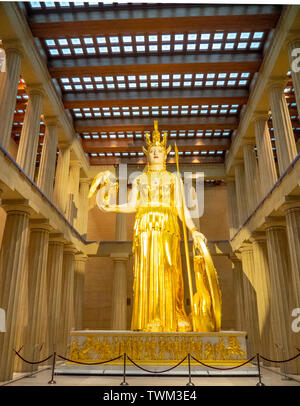 Réplique grandeur nature d'Athena Parthenos holding statue statue de la déesse à l'intérieur de Nike au parc Centennial Parthenon Nashville Tennessee USA. Banque D'Images