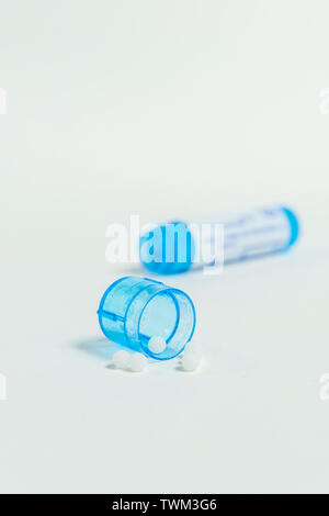 Close-up d'un tube de granules homéopathiques homéopathiques : bleu, tubes, de laboratoires Boiron Banque D'Images