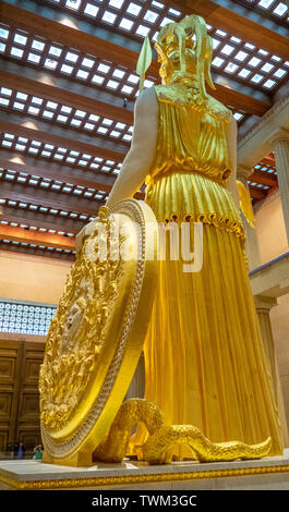 Vue arrière de la statue d'Athéna Parthenos à l'intérieur de la réplique grandeur nature au parc Centennial Parthenon Nashville Tennessee USA. Banque D'Images