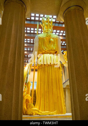 Vue arrière de la statue d'Athéna Parthenos à l'intérieur de la réplique grandeur nature au parc Centennial Parthenon Nashville Tennessee USA. Banque D'Images