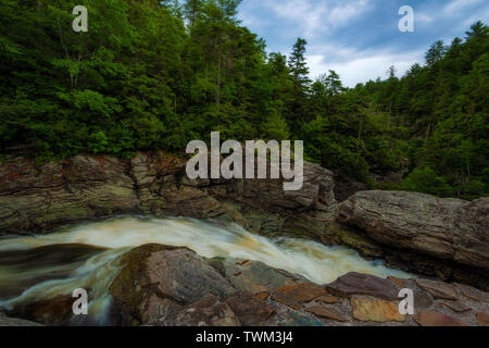 Linvile River traverse le début de la tige qui forme une cascade de près de 2 000 pieds de Linville dans une gorge sauvage. Banque D'Images