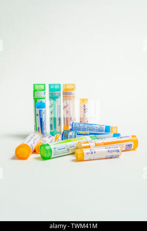 Tubes homéopathiques : granules homéopathiques, tubes de la Laboratoires Boiron Banque D'Images