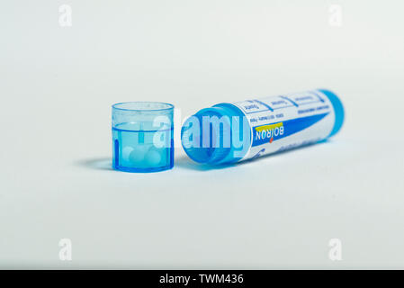 Close-up d'un tube de granules homéopathiques homéopathiques : bleu, tubes, de laboratoires Boiron Banque D'Images