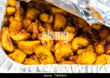 Plantain nigérian en dés dans récipient en aluminium servi au parti nigérian Banque D'Images