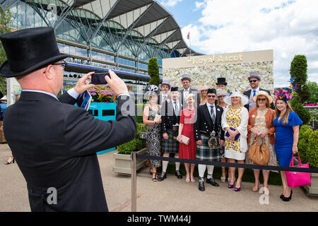 Ascot, Berkshire, Royaume-Uni. 21 Juin, 2019. Un homme en chapeau haut prend une photo d'un groupe d'racegoers sur quatre jours au Royal Ascot, l'Hippodrome d''Ascot. Credit : Maureen McLean/Alamy Live News Banque D'Images