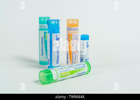 Tubes homéopathiques : granules homéopathiques, tubes de la Laboratoires Boiron Banque D'Images