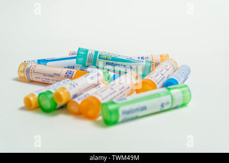 Tubes homéopathiques : granules homéopathiques, tubes de la Laboratoires Boiron Banque D'Images