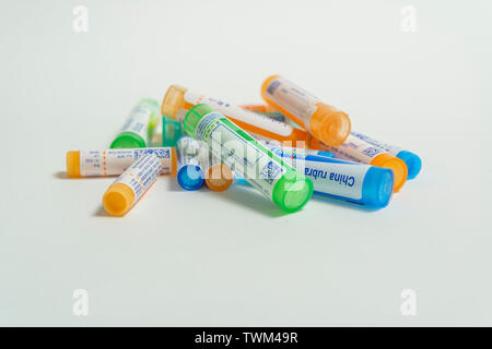 Tubes homéopathiques : granules homéopathiques, tubes de la Laboratoires Boiron Banque D'Images