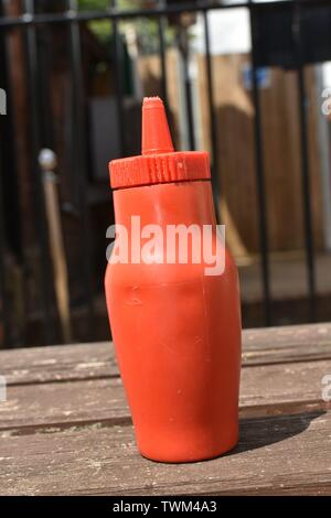 Les bouteilles de condiments, photographié sur une table sur la Highstreet Ashford Banque D'Images