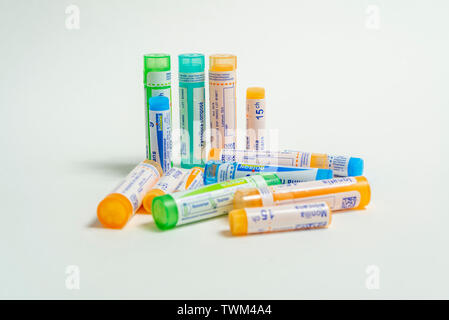 Tubes homéopathiques : granules homéopathiques, tubes de la Laboratoires Boiron Banque D'Images