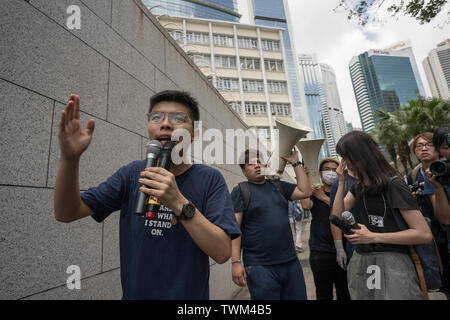 Joshua Wong, co-fondateur de l'Demosisto parti politique parle de protestataires à l'arrière du siège de la police pendant la manifestation.Les manifestants ont occupé les grandes routes à Hong Kong pour demander au gouvernement de retirer le projet de loi sur l'extradition et le chef de l'exécutif de Hong Kong Carrie Lam à se retirer du pouvoir. Banque D'Images
