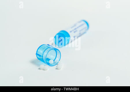 Close-up d'un tube de granules homéopathiques homéopathiques : bleu, tubes, de laboratoires Boiron Banque D'Images