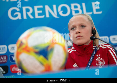 21 juin 2019, la France (France), Grenoble : Football, Coupe du Monde : les femmes, l'équipe nationale, l'Allemagne, conférence de presse finale : le joueur Lea Schüller répond à une question. Photo : Sebastian Gollnow/dpa Banque D'Images