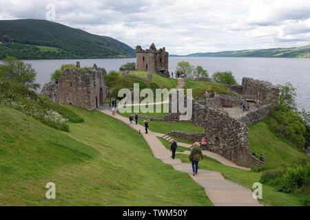 Inverness, Inverness, Écosse - 10 juin 2019 : ruines du château d'Urquhart sont illustrés ci-dessous à côté de Loch Ness lors d'une journée de l'après-midi. Banque D'Images