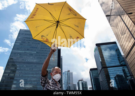 Un manifestant tient un parapluie jaune, un symbole utilisé lors de l'Égide, mouvement au cours de la dernière manifestation à Hong Kong. Malgré le chef de la carrie Lam a tenté d'atténuer les tensions en acceptant de suspendre le controversé projet de loi sur l'extradition, des groupes d'étudiants et de l'union a continuer la protestation contre le gouvernement de Hong Kong. Les manifestants ont demandé le retrait de la controversée LOI SUR L'extradition, la libération et la non-poursuite des gens arrêtés en raison de la cause, de savoir si une force excessive a été utilisée par la police le 12 juin, et de la démission Banque D'Images