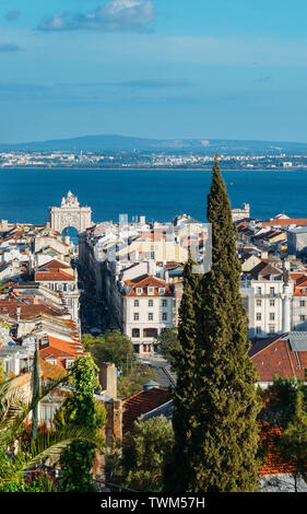 Lisbonne, Portugal cityscape surplombant Baixa centre-ville. Repères visibles comprennent : la place Rossio, la Rua Augusta et l'Arc de Triomphe, Praca Doo Banque D'Images