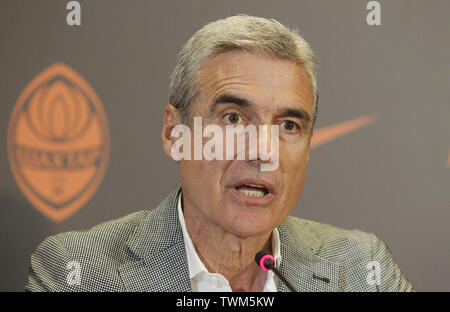 Kiev, Ukraine. 21 Juin, 2019. L'entraîneur portugais Luis Castro parle lors de sa présentation comme le FC Shakhtar Donetsk entraîneur en chef à Kiev, Ukraine, le 21 juin 2019. Luis Castro, 57 ans, a signé un contrat de deux ans avec le FC Shakhtar Donetsk et de remplacement sera son compatriote Paulo Fonseca qui est parti pour A.S. Roma. Crédit : Serg Glovny/ZUMA/Alamy Fil Live News Banque D'Images