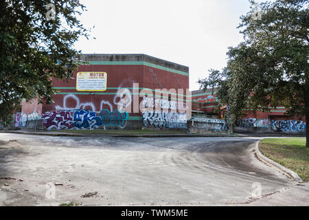 Dix ans après l'Ouragan Katrina dévastée la basse 9e Ward à La Nouvelle-Orléans, Louisiane, le Moton École élémentaire, construite sur l'Agriculture Stree Banque D'Images