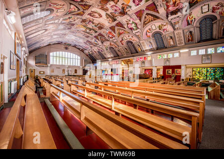 L'échelle 2/3 plafond de la chapelle Sixtine peinte par Gary Bevans à l'English Martyrs Catholic Curch dans Goring, West Sussex, UK Banque D'Images