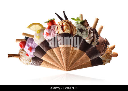 Assortiment de fruits naturels de la crème glacée avec un fond blanc. Garni de fruits et produits de traitement. La forme de la représentation. Vue avant Banque D'Images