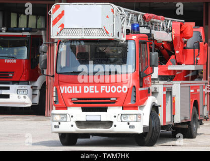 Rome, RM, Italie - 23 mai 2019 : red fire engine avec texte VIGILI DEL FUOCO Pompiers cela signifie en langue italienne Banque D'Images