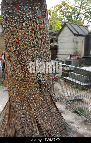 Paris, France - le 21 août 2018 : grand arbre avec un chewing-gum dans le près de la tombe de Jim Morrison, chef de la Band Banque D'Images