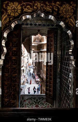 Un gros plan de travail dans l'art complexe de Patwanji Ki Haveli, Jaisalmer, Rajasthan, Inde, tout en regardant à travers une grande fenêtre . Banque D'Images