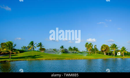 Golf sur l'île Grand Caïman par la mer des Caraïbes d'être arrosé, Îles Caïmanes Banque D'Images