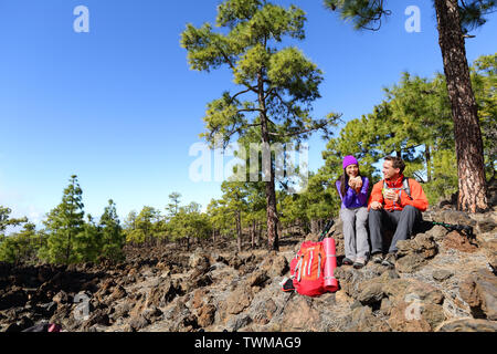 Randonnée Les randonneurs couple eating sandwich déjeuner sain vivant de vie actif dans la nature de montagne. La femme et l'homme hiker assis pendant la randonnée sur le volcan Teide, Tenerife, Canaries, Espagne. Banque D'Images