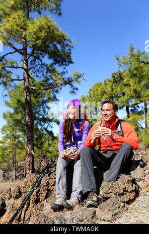 Les randonneurs couple eating lunch sandwich. Randonnées vivant de vie actif dans la nature de montagne. La femme et l'homme hiker assis pendant la randonnée sur le volcan Teide, Tenerife, Canaries, Espagne. Banque D'Images