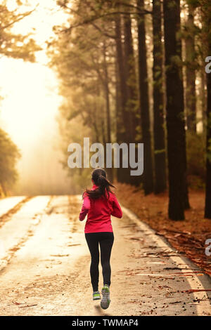 En cours d'exécution sur l'athlète en route morning sunrise pour marathon de formation et de remise en forme. Mode de vie sain et actif woman exercising outdoors. Banque D'Images