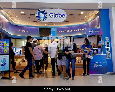 La ville de Quezon. 21 Juin, 2019. Photo prise le 21 juin 2019 montre un Globe service center à Quezon City, aux Philippines. Globe Telecom, Inc. a lancé jeudi sa cinquième génération (5G) services, devenant le premier transporteur philippin de faire la prochaine génération de norme de connectivité disponibles commercialement. La compagnie dirigée par Ayala est un partenariat avec le géant chinois tech Huawei Technologies Co., Ltd. pour le développement de son réseau 5G. Credit : Rouelle Umali/Xinhua/Alamy Live News Banque D'Images