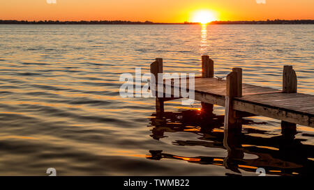 Quai vide sur le lac au coucher du soleil à Mount Dora Banque D'Images