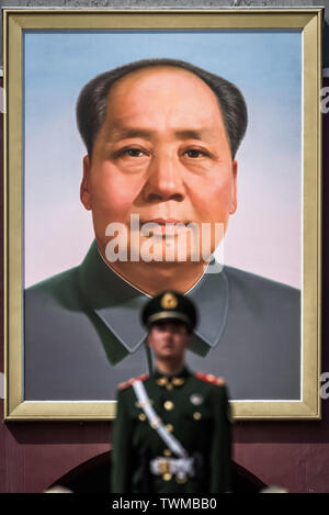 27 mars 2019 : la garde devant un portrait géant de Mao Tzedong sur la porte céleste de la Cité Interdite, la Place Tiananmen, à Beijing, Chine, Banque D'Images