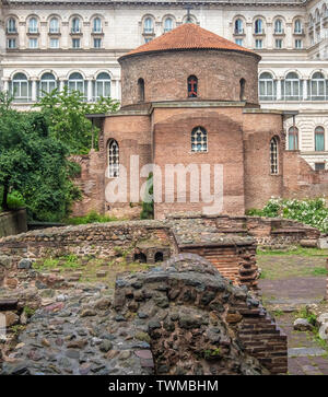 Église de St George , brique rouge des premiers chrétiens rotonde construite par les romains au 4ème siècle et le plus ancien bâtiment de Sofia, Bulgarie Banque D'Images