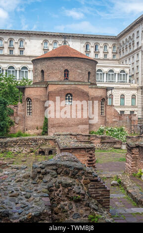 Église de St George , brique rouge des premiers chrétiens rotonde construite par les romains au 4ème siècle et le plus ancien bâtiment de Sofia, Bulgarie Banque D'Images