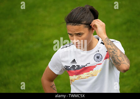 21 juin 2019, la France (France), Grenoble : Football, Coupe du Monde : les femmes, l'équipe nationale, l'Allemagne, l'entraînement final : Dzsenifer Marozsan est sur le terrain. Photo : Sebastian Gollnow/dpa Banque D'Images