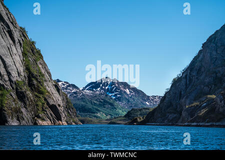 Entrée de Trollfjord près de Svolvær, îles Lofoten, Norvège sous un ciel bleu clair au printemps avec de la neige l'hiver dernier Banque D'Images