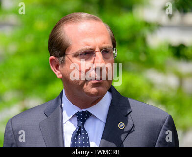 United States Secretary of Health and Human Services (HHS) Alex Azar fait une déclaration à des journalistes après une entrevue sur le Nord du réseau de l'entrée de la Maison Blanche à Washington, DC le vendredi, Juin 21, 2019. Azar a demandé au secrétaire-nous au Congrès d'adopter nous Président Donald J. Trump's package financement supplémentaire pour HHS et le ministère de la Sécurité intérieure pour répondre à la crise humanitaire sur le frontière sud. Credit : Ron Sachs/CNP /MediaPunch Banque D'Images