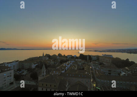 Zadar : Vue aérienne de la vieille ville et le coucher du soleil, à partir de du clocher de l'église de St Donat. La Croatie Banque D'Images