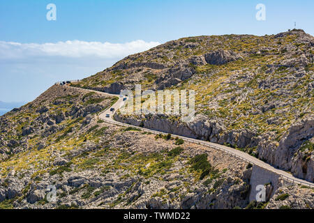 Scenic Route pour rejoindre le phare de Cap de Formentor dans la côte nord de Majorque, Iles Baléares, Espagne. Banque D'Images