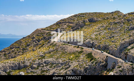 Scenic Route pour rejoindre le phare de Cap de Formentor dans la côte nord de Majorque, Iles Baléares, Espagne. Banque D'Images