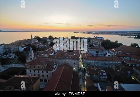 Zadar : Vue aérienne de la vieille ville et le coucher du soleil, à partir de du clocher de l'église de St Donat. La Croatie Banque D'Images