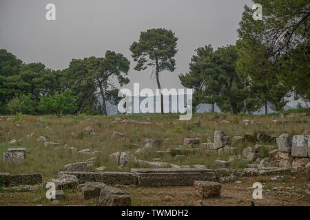 Epidaure, Grèce : Vestiges de l'Katagogion (fin du 4 au début du 3e siècle avant J.-C.), le bâtiment principal de l'hébergement pour les patients à Epidaure. Banque D'Images