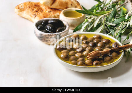 Olives vertes et noires Banque D'Images