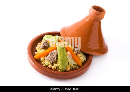 Tajine traditionnel avec des légumes, les pois chiches, viande et de couscous isolé sur fond blanc Banque D'Images