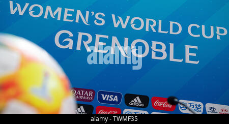 21 juin 2019, la France (France), Grenoble : Football, Coupe du Monde : des femmes : une balle est en face du logo de la Coupe du Monde de Football Féminin 2019 en France. Photo : Sebastian Gollnow/dpa Banque D'Images